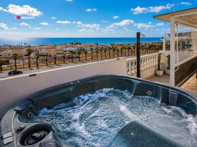 Exkluzivní atik v Aguas Nuevas - terasa se jacuzzi a výhledem na moře