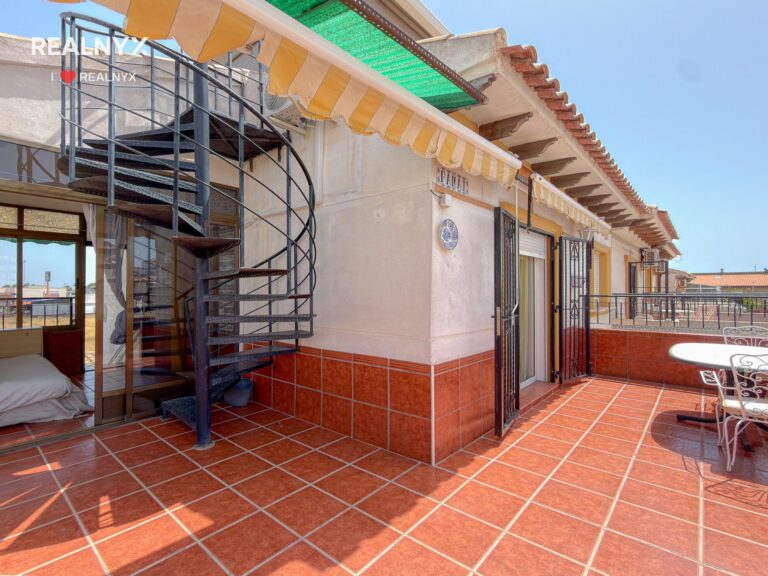 Penthouse v Punta Prima - krásné výhledy na moře a bazén