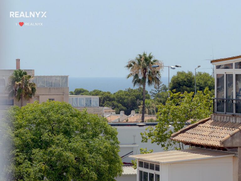 Penthouse v Punta Prima - krásné výhledy na moře a bazén