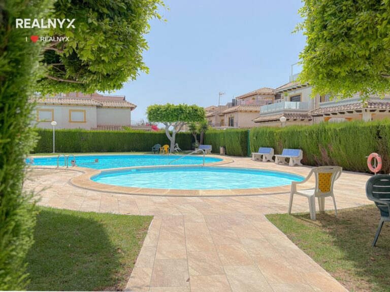 Penthouse v Punta Prima - krásné výhledy na moře a bazén