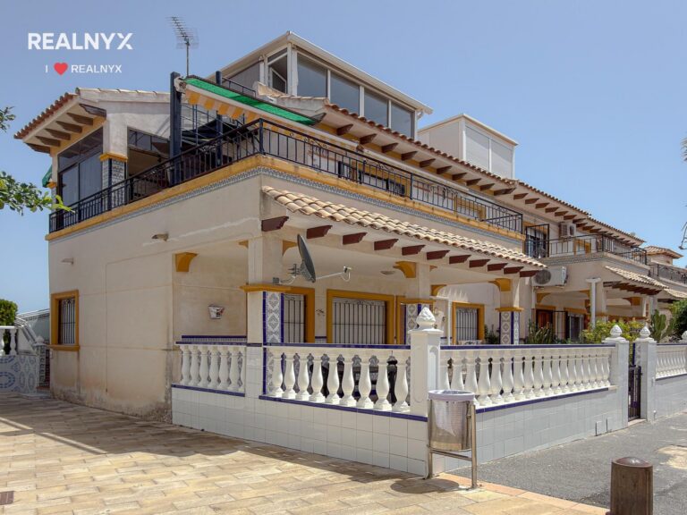 Penthouse v Punta Prima - krásné výhledy na moře a bazén
