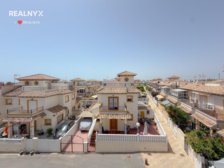 Penthouse v Punta Prima - krásné výhledy na moře a bazén