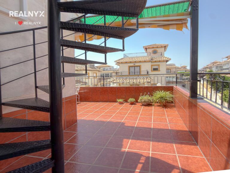 Penthouse v Punta Prima - krásné výhledy na moře a bazén