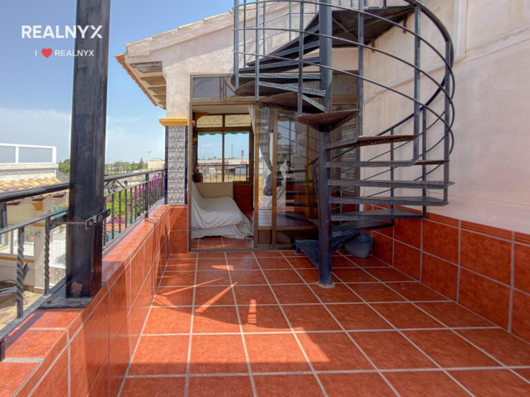 Penthouse v Punta Prima - krásné výhledy na moře a bazén