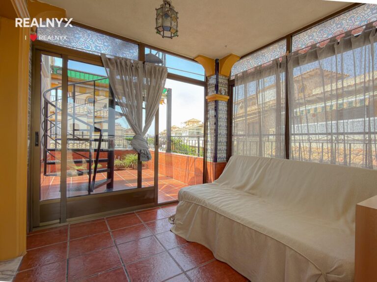 Penthouse v Punta Prima - krásné výhledy na moře a bazén