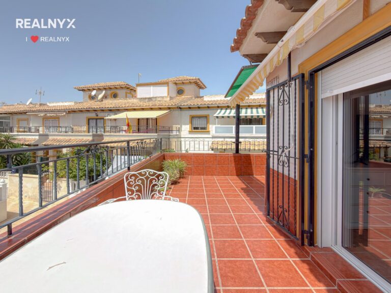 Penthouse v Punta Prima - krásné výhledy na moře a bazén