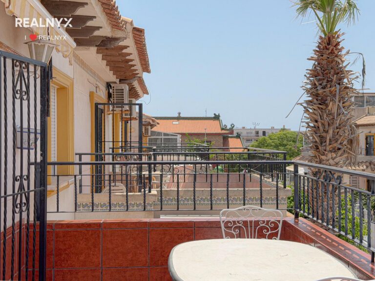 Penthouse v Punta Prima - krásné výhledy na moře a bazén