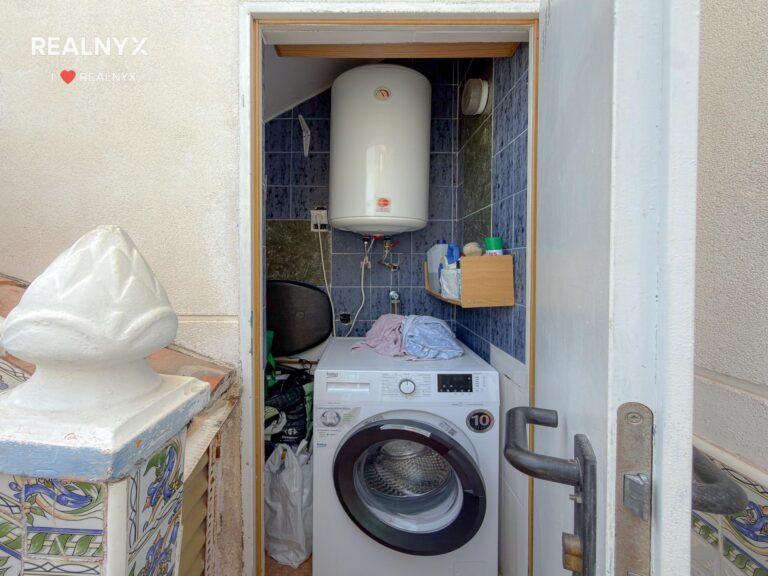 Penthouse v Punta Prima - krásné výhledy na moře a bazén