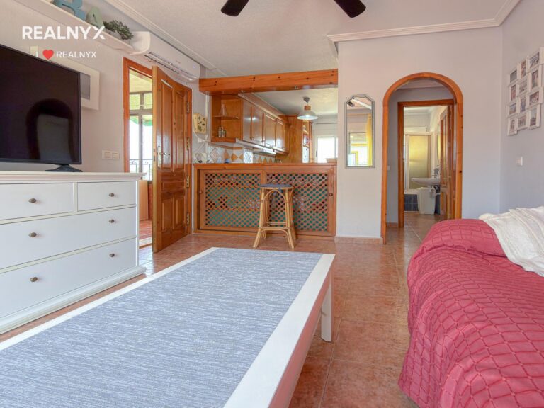 Penthouse v Punta Prima - krásné výhledy na moře a bazén