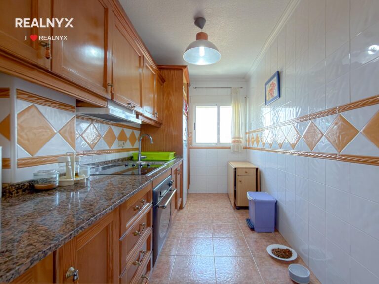 Penthouse v Punta Prima - krásné výhledy na moře a bazén