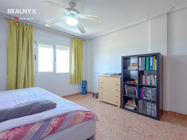 Penthouse v Punta Prima - krásné výhledy na moře a bazén