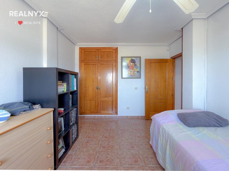 Penthouse v Punta Prima - krásné výhledy na moře a bazén