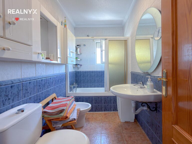 Penthouse v Punta Prima - krásné výhledy na moře a bazén