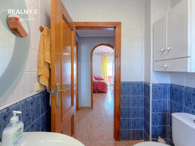 Penthouse v Punta Prima - krásné výhledy na moře a bazén
