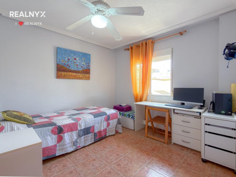 Penthouse v Punta Prima - krásné výhledy na moře a bazén