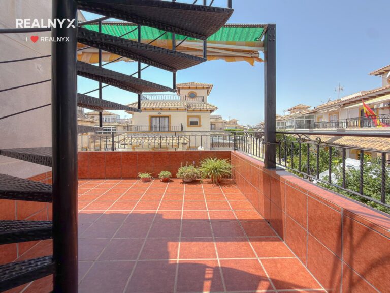 Penthouse v Punta Prima - krásné výhledy na moře a bazén