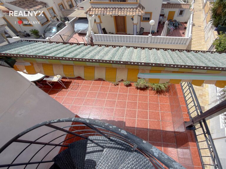 Penthouse v Punta Prima - krásné výhledy na moře a bazén