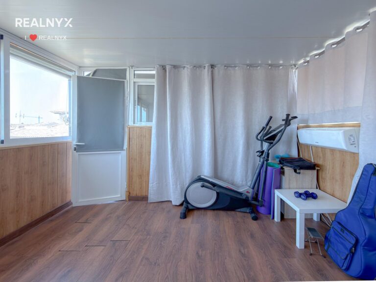 Penthouse v Punta Prima - krásné výhledy na moře a bazén
