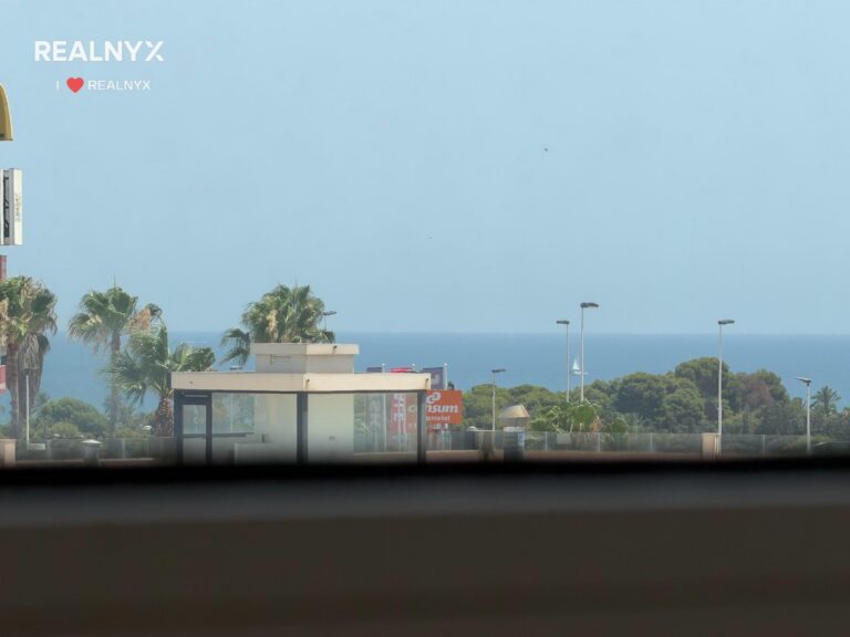 Penthouse v Punta Prima - krásné výhledy na moře a bazén