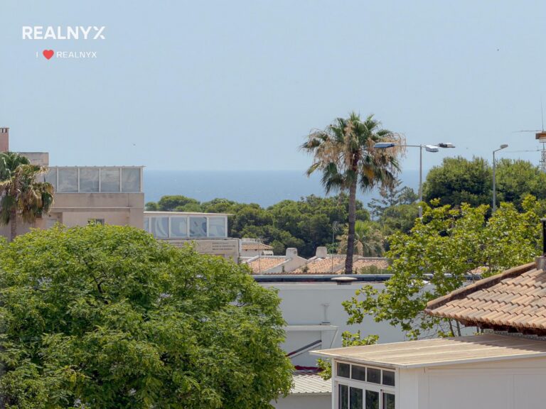 Penthouse v Punta Prima - krásné výhledy na moře a bazén