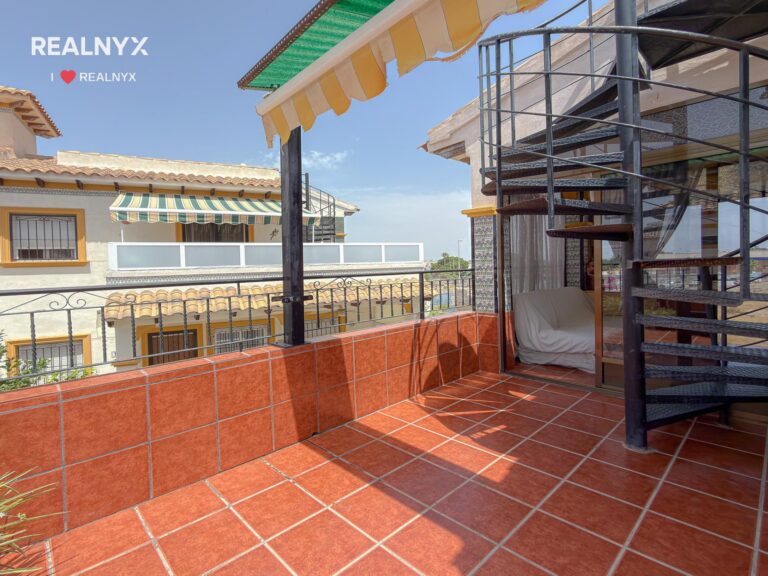 Penthouse v Punta Prima - krásné výhledy na moře a bazén