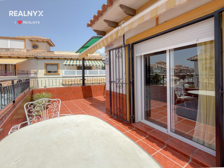 Penthouse v Punta Prima - krásné výhledy na moře a bazén