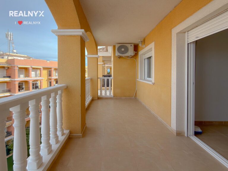Penthouse v Torreblanca - terrasa, solarium a výhled na moře