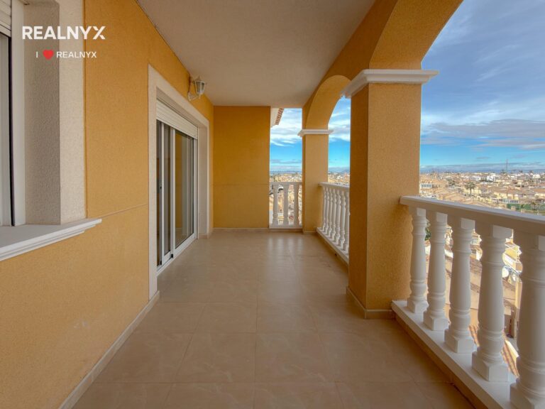 Penthouse v Torreblanca - terrasa, solarium a výhled na moře