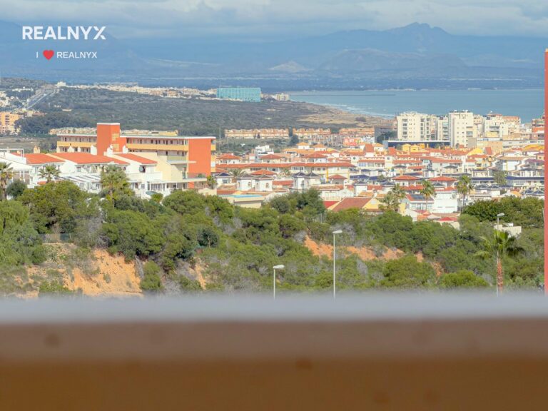 Penthouse v Torreblanca - terrasa, solarium a výhled na moře