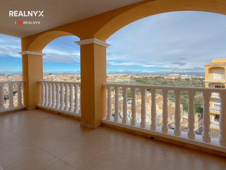 Penthouse v Torreblanca - terrasa, solarium a výhled na moře