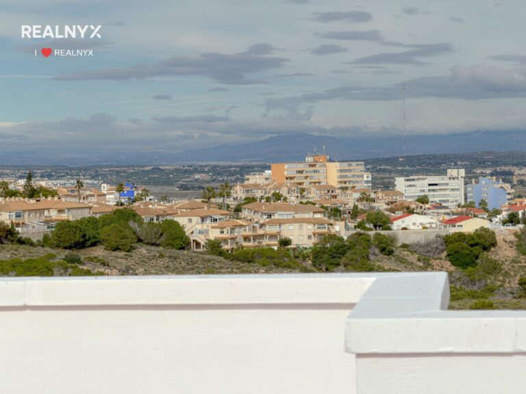Penthouse v Torreblanca - terrasa, solarium a výhled na moře