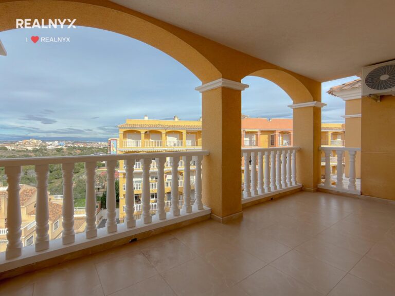 Penthouse v Torreblanca - terrasa, solarium a výhled na moře