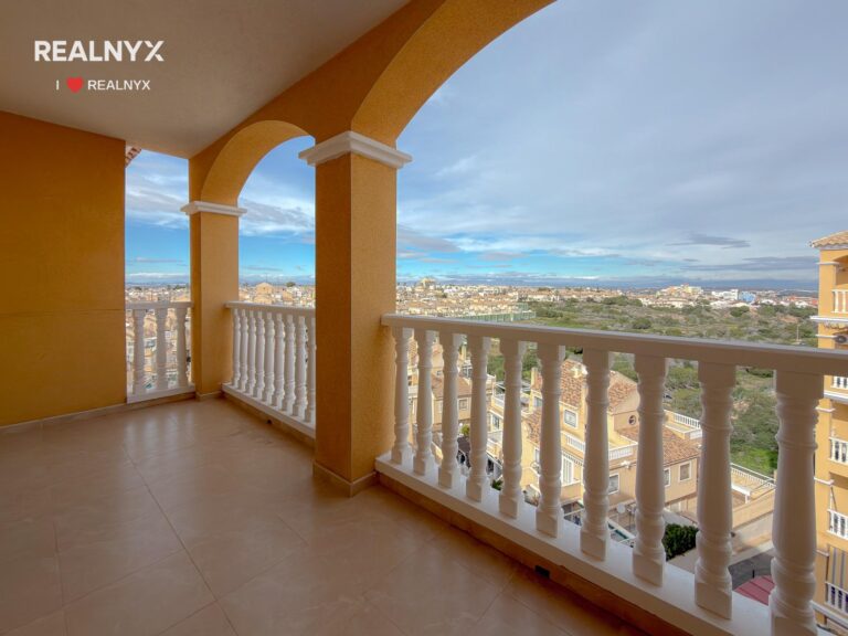 Penthouse v Torreblanca - terrasa, solarium a výhled na moře
