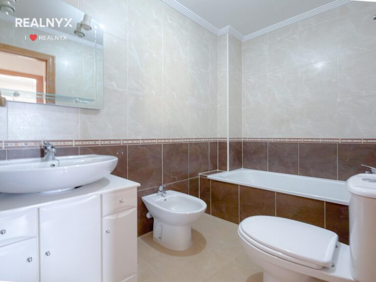 Penthouse v Torreblanca - terrasa, solarium a výhled na moře
