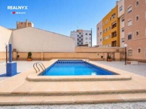 Atiko s terasou a bazénem v centru Torrevieja