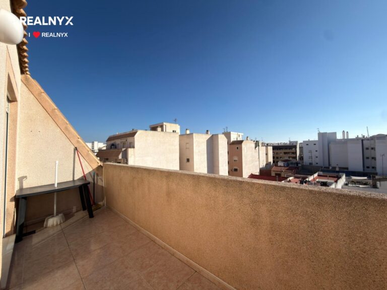 Atiko s terasou a bazénem v centru Torrevieja
