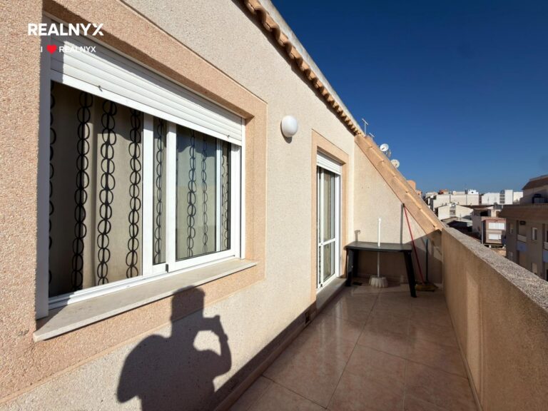 Atiko s terasou a bazénem v centru Torrevieja