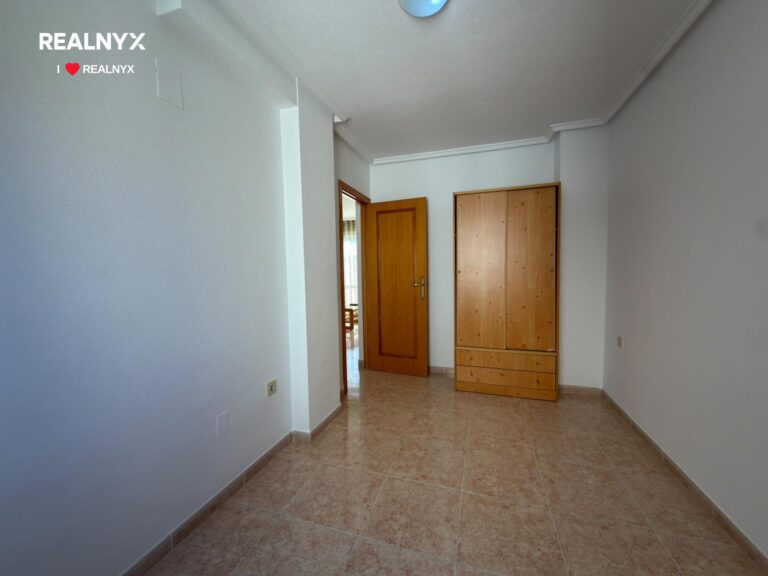 Atiko s terasou a bazénem v centru Torrevieja