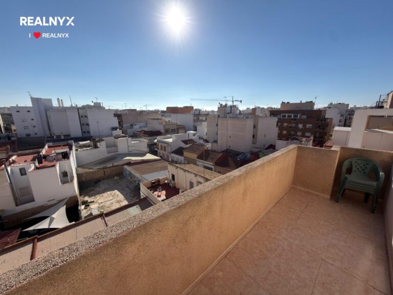 Atiko s terasou a bazénem v centru Torrevieja