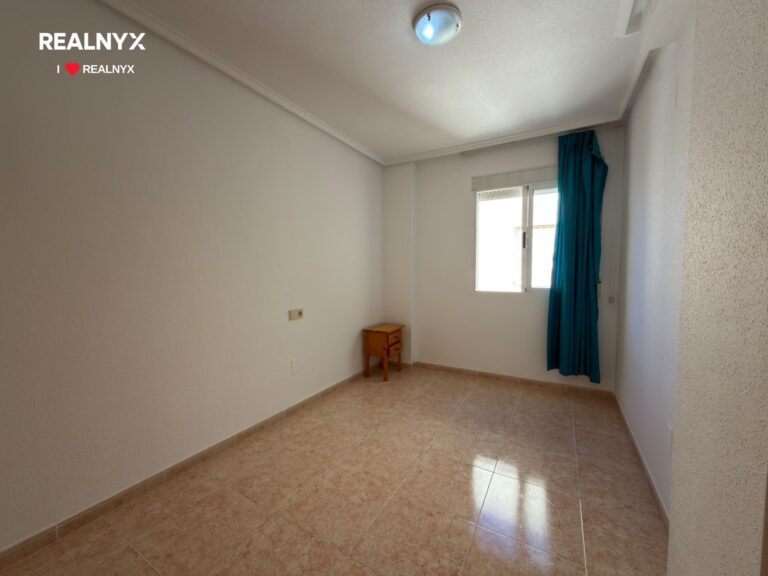 Atiko s terasou a bazénem v centru Torrevieja