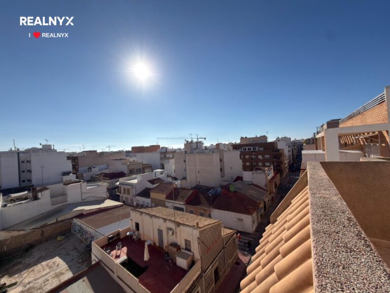 Atiko s terasou a bazénem v centru Torrevieja