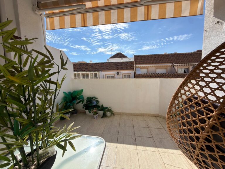 Světlý ático v Torrevieja - pouhých 600 m od moře